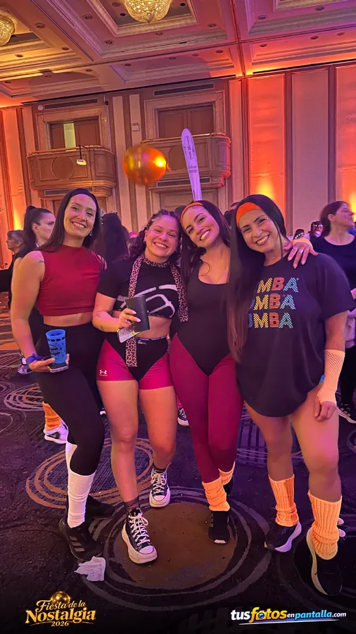 Amigas durante la Fiesta de la Nostalgia 2026