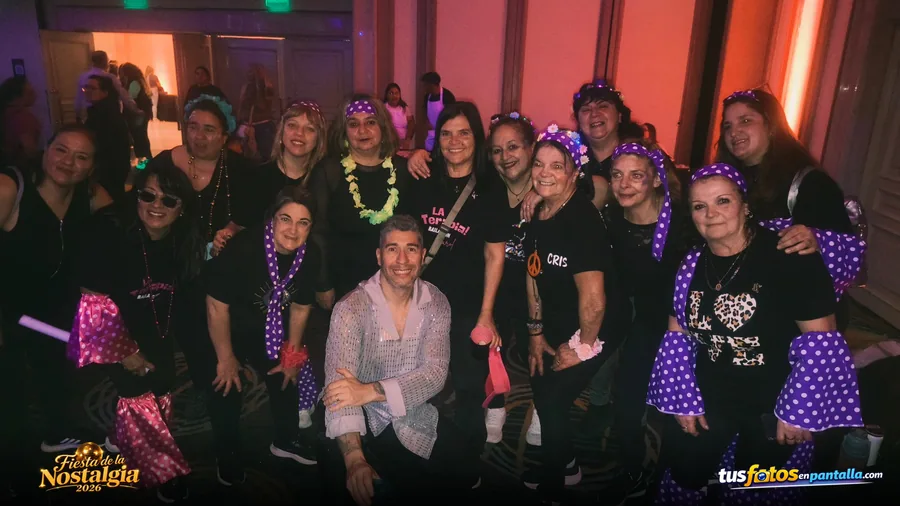 Grupo disfrutando la Fiesta de la Nostalgia 2026