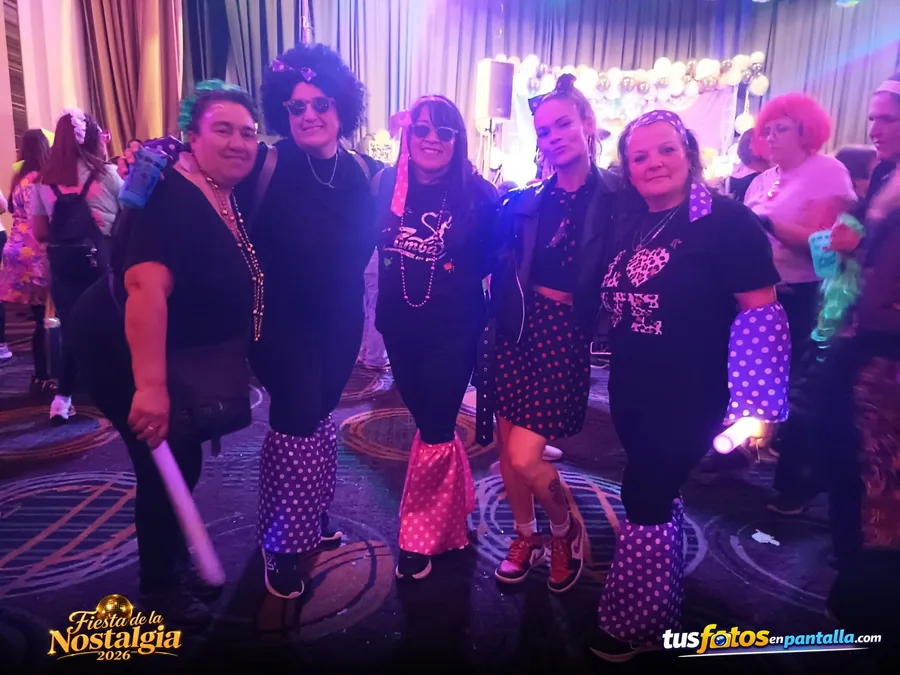 Grupo con vestuario temático durante la fiesta