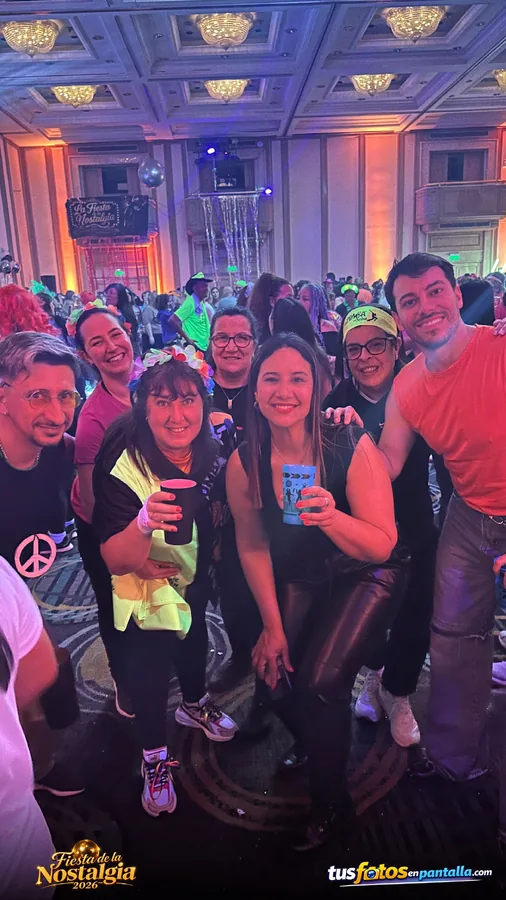 Asistentes celebrando durante la fiesta