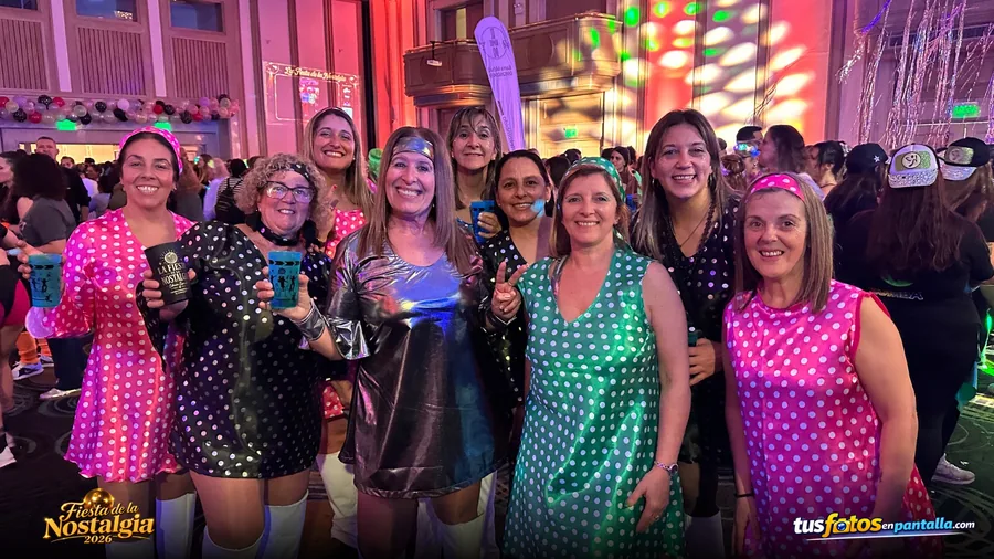 Grupo celebrando durante la Fiesta de la Nostalgia 2026
