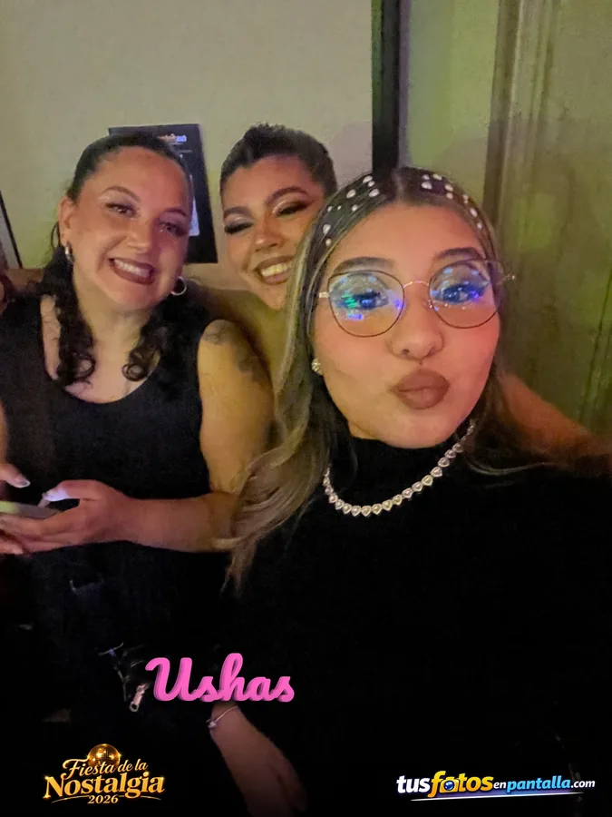 Amigas compartiendo un recuerdo de la noche