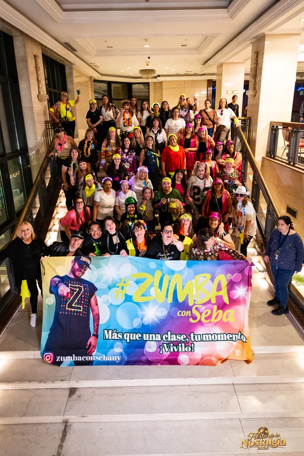 Gran grupo reunido en las escaleras del Hotel Radisson