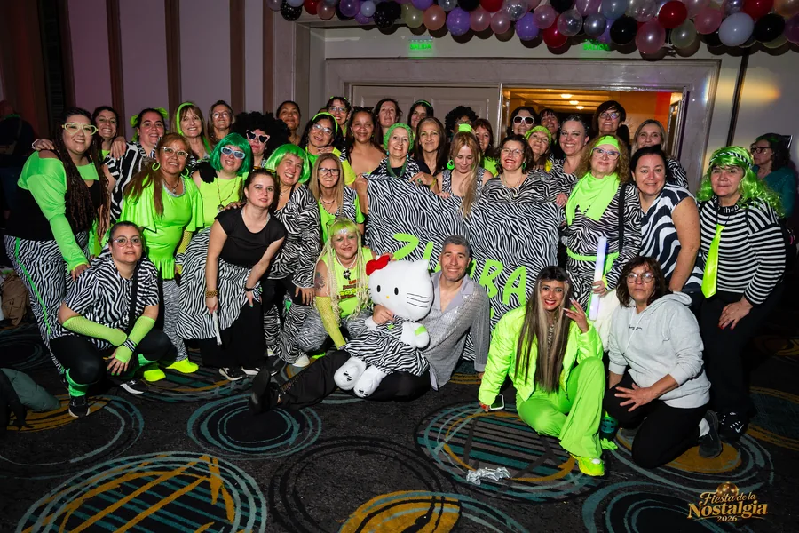 Asistentes con vestuario temático durante la fiesta