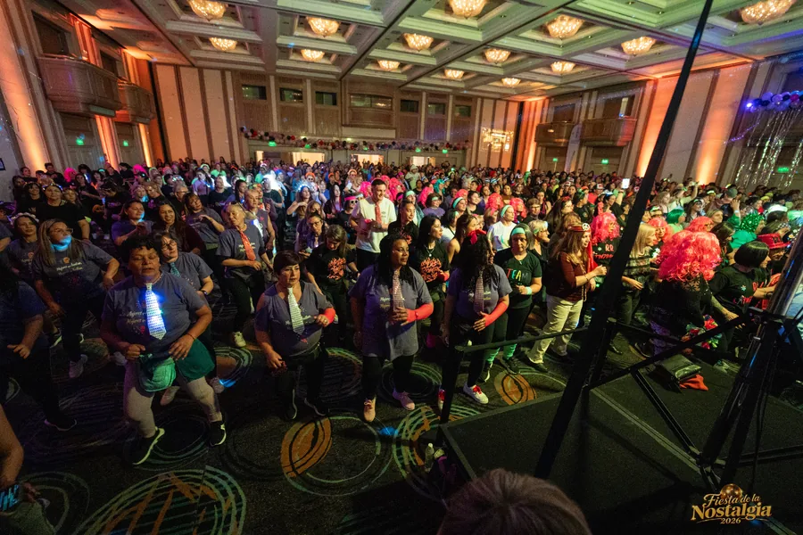 Público llenando el salón del Hotel Radisson
