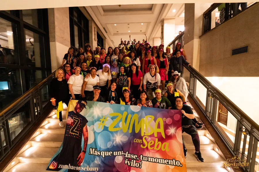 Gran grupo reunido en las escaleras del Hotel Radisson