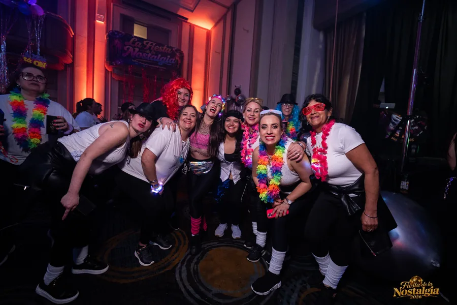 Grupo de asistentes disfrutando la fiesta